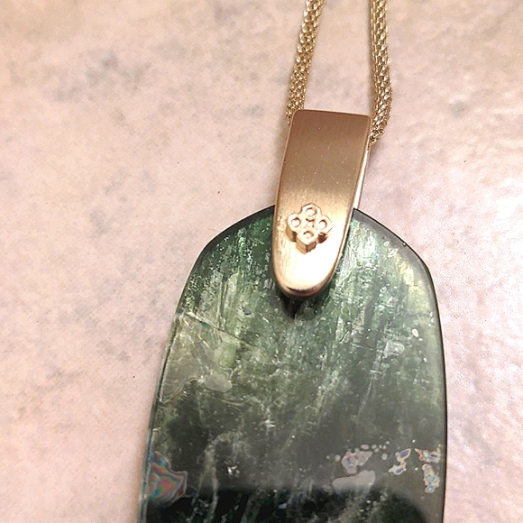 NEW Kendra Scott Inez Gold Long Pendant Necklace In Sage Mica - Picture 4 of 9